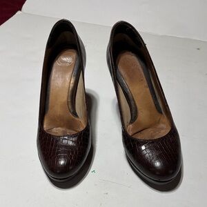 Women’s Dark Brown Croc-Embossed Leather Pumps
